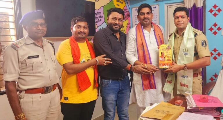 शिव महापुराण कथा में यातायात व्यवस्था को दुरुस्त करने के लिए एसडीओपी का हुआ सम्मान