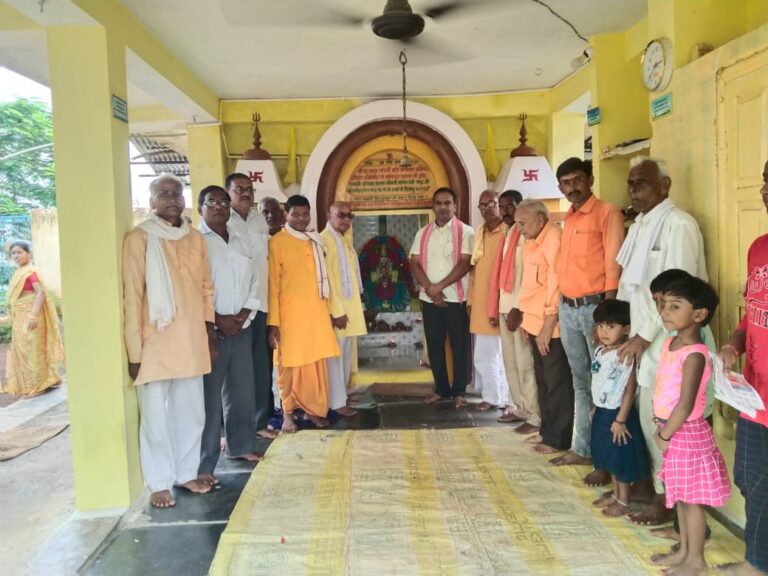 गुरुदेव के बताए हुए सदमार्ग पर चलकर आध्यात्मिक सुख की प्राप्ति करते है