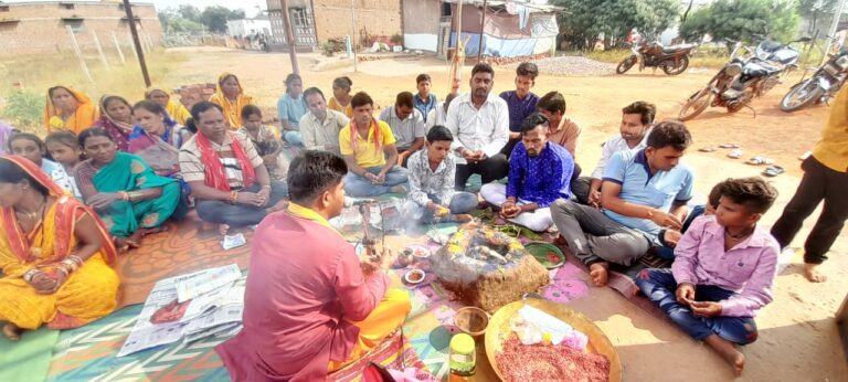 महुदा मे मां लक्ष्मी की विधि विधान से हवन धुपन कर किया गया प्रसाद वितररण महुदा मे मां लक्ष्मी की विधि विधान से हवन धुपन कर किया गया प्रसाद वितररण