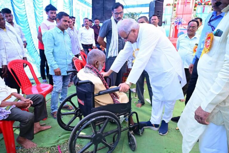 पूर्व मुख्यमंत्री भूपेश बघेल ने सेवानिवृत शिक्षक से की भेंट मुलाकात पूर्व मुख्यमंत्री भूपेश बघेल ने सेवानिवृत शिक्षक से की भेंट मुलाकात