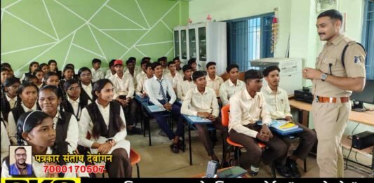 उप निरीक्षक सुभाष चंद्र यादव ने मीडिया विद्यार्थियों को साइबर अपराधों के प्रति किया जागरूक.